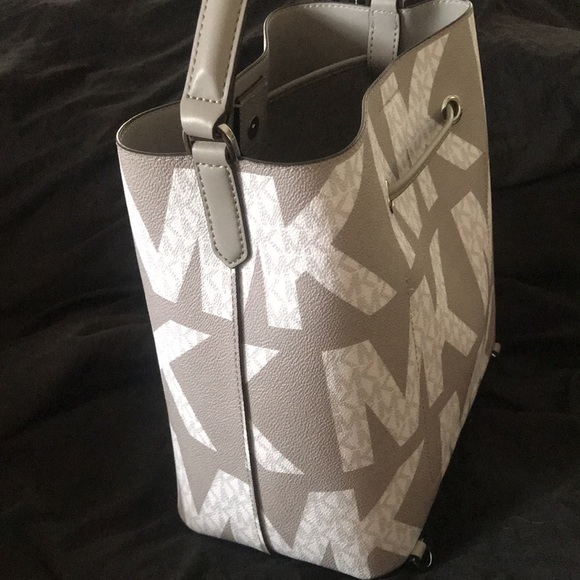 New stylist double purpose Michael Kors bag - Picture 3 of 7